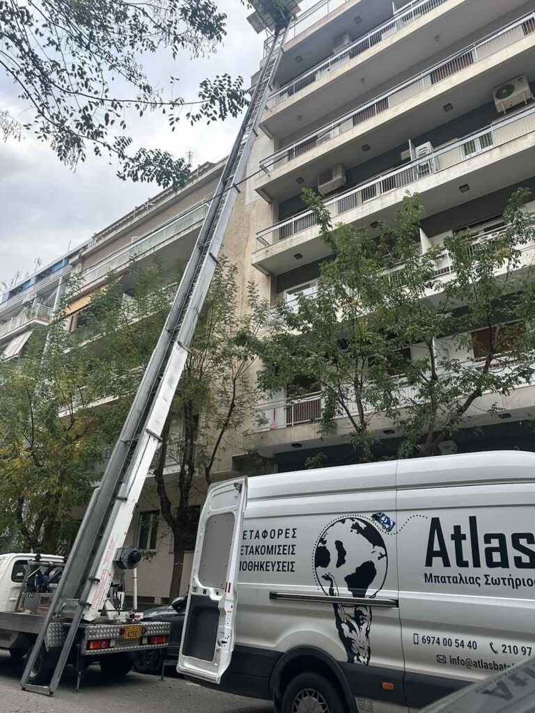 Ανυψωτικό μηχάνημα σε μετακόμιση διαμερίσματος σε πολυκατοικία στην Αθήνα