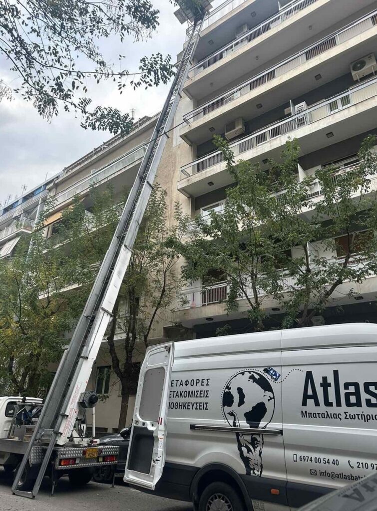 Ανυψωτικό μηχάνημα των Μετακομίσεων Atlas Μπατάλιας σε πολυκατοικία στην Αθήνα